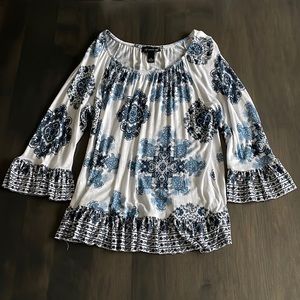 Women's INC Ruffled Hem Blouse Size XL
Blue & White On or off shoulder